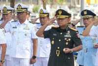 Danrem 084/Bhaskara Jaya Brigjen TNI Kohir saat ziarah di TMP di HUT TNI AL