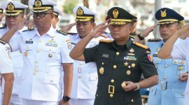 Danrem 084/Bhaskara Jaya Brigjen TNI Kohir saat ziarah di TMP di HUT TNI AL