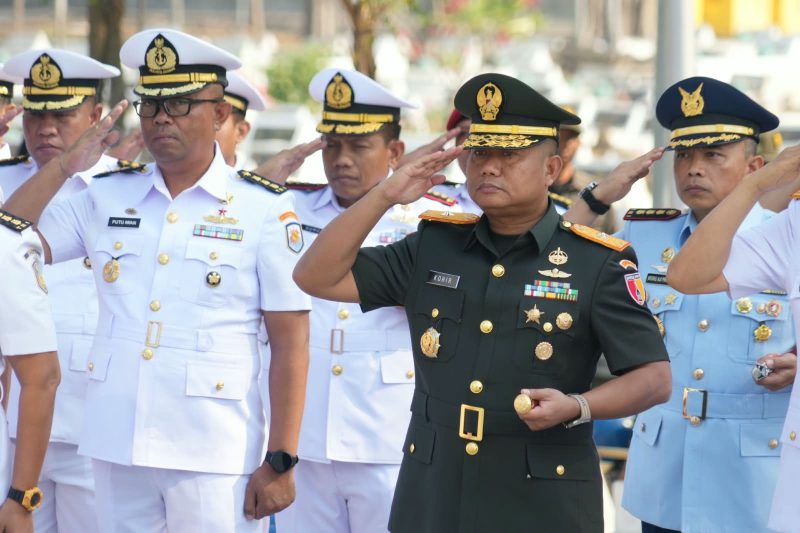 Danrem 084/Bhaskara Jaya Brigjen TNI Kohir saat ziarah di TMP di HUT TNI AL
