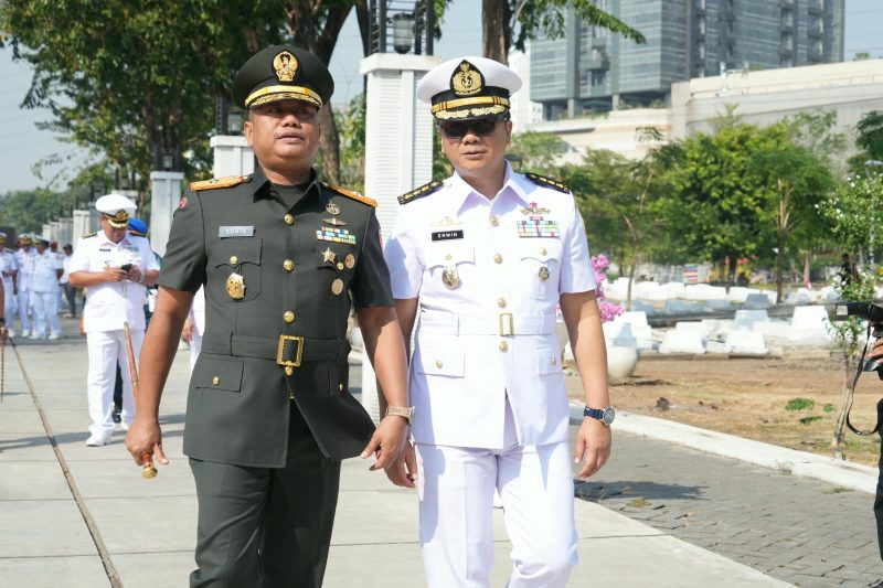 Danrem 084/Bhaskara Jaya Brigjen TNI Kohir saat ziarah TMP