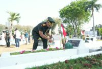 Danrem 084/Bhaskara Jaya Brigjen TNI Kohir saat ziarah TMP