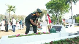 Danrem 084/Bhaskara Jaya Brigjen TNI Kohir saat ziarah TMP