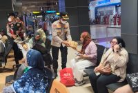 Polresta Bandara Soetta bersama Otoritas Bandara berbagi snack