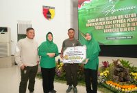 Danrem 084/Bhaskara Jaya Brigjen TNI Kohir serahkan hadiah ke pemenang lomba