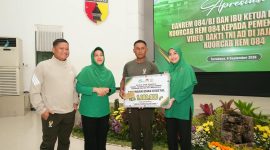 Danrem 084/Bhaskara Jaya Brigjen TNI Kohir serahkan hadiah ke pemenang lomba