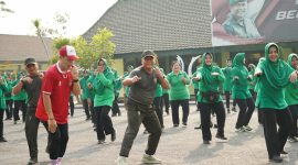 Danrem 084/Bhaskara Jaya Brigjen TNI Kohir saat olahraga bersama