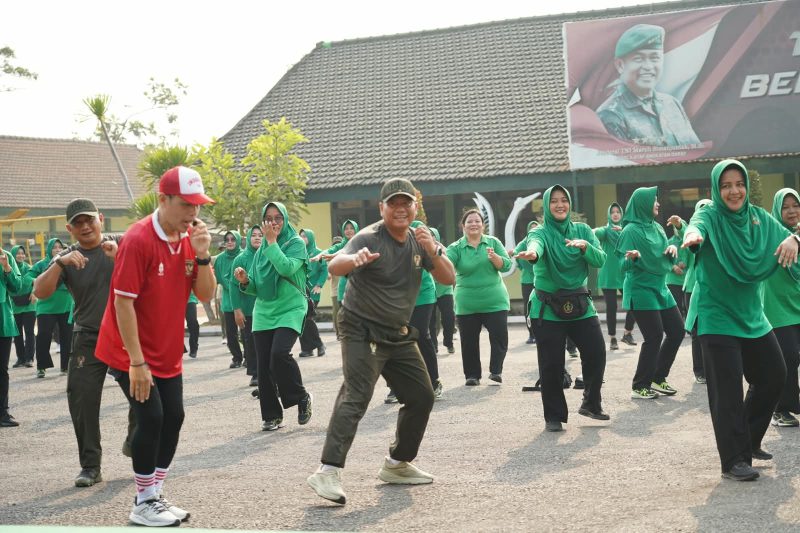Danrem 084/Bhaskara Jaya Brigjen TNI Kohir saat olahraga bersama