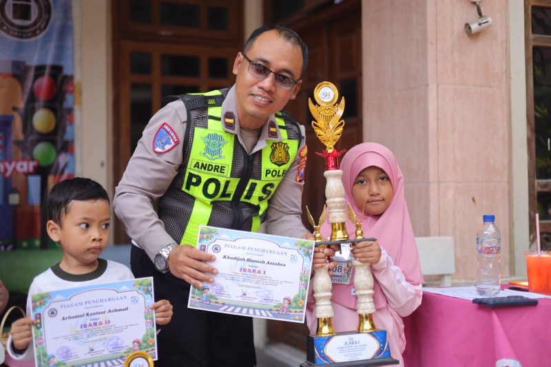 Kanit Kamsel Ipda Andreas Dwi Anggoro bersama pemenang lomba