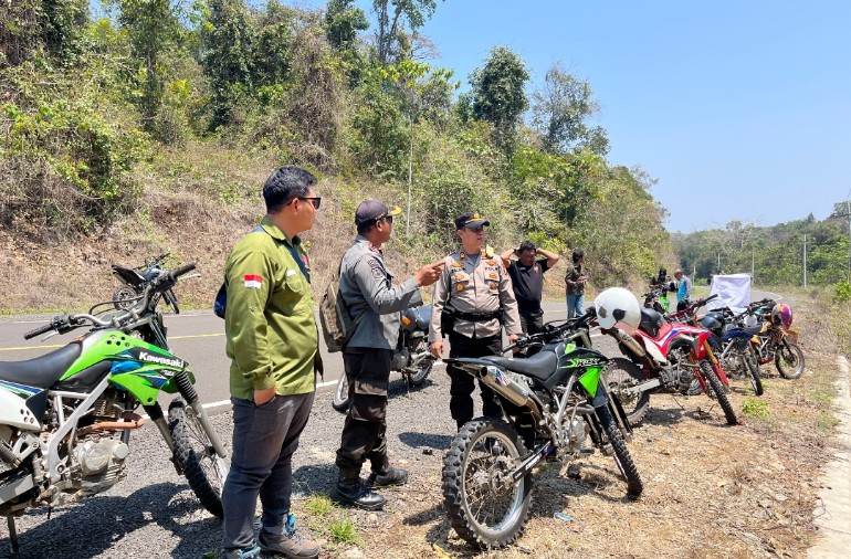 Kapolsek Bantur AKP Ahmad Taufik Syafiudin tinjau lokasi