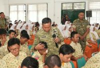 Danrem 084/Bhaskara Jaya Brigjen TNI Kohir saat acara di SMA Kartika IV Surabaya