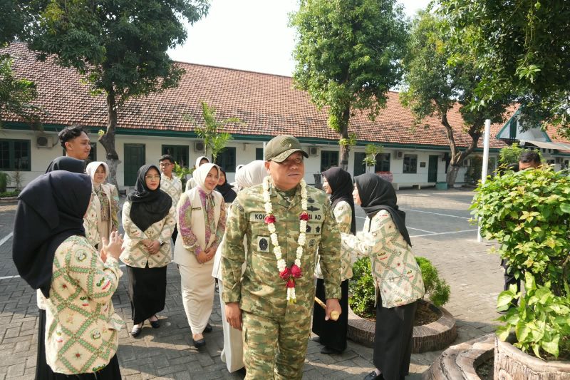 Danrem 084/Bhaskara Jaya sambangi SMA Kartika IV Surabaya