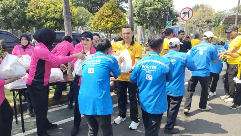 Kapolres Pelabuhan Tanjung Perak Surabaya AKBP Irwan Kurniawan saat Bansos sambut HKGB ke-74