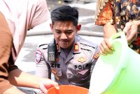 Kasatlantas Polres Gresik AKP Muhammad Hariyazie Syakhranie bantu salurkan air bersih