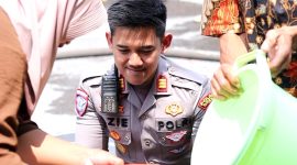 Kasatlantas Polres Gresik AKP Muhammad Hariyazie Syakhranie bantu salurkan air bersih