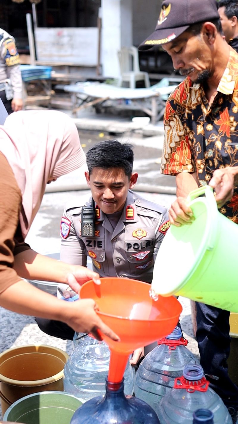 Kasatlantas Polres Gresik AKP Muhammad Hariyazie Syakhranie bantu salurkan air bersih