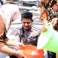 Kasatlantas Polres Gresik AKP Muhammad Hariyazie Syakhranie bantu salurkan air bersih