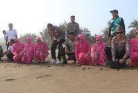 Polres Trenggalek lepas Tukik di Pantai Taman Kili-kili