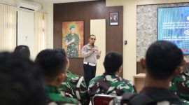 Kanit Kamsel Satlantas Polres Gresik Ipda Andreas Dwi Anggoro berikan pembekalan