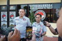 Kasatresnarkoba Polres Tanjung Perak AKP Adik Agus Putrawan berikan keterangan
