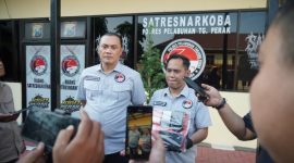 Kasatresnarkoba Polres Tanjung Perak AKP Adik Agus Putrawan berikan keterangan