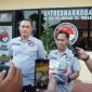 Kasatresnarkoba Polres Tanjung Perak AKP Adik Agus Putrawan berikan keterangan