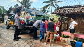 Polres Trenggalek kirim air bersih