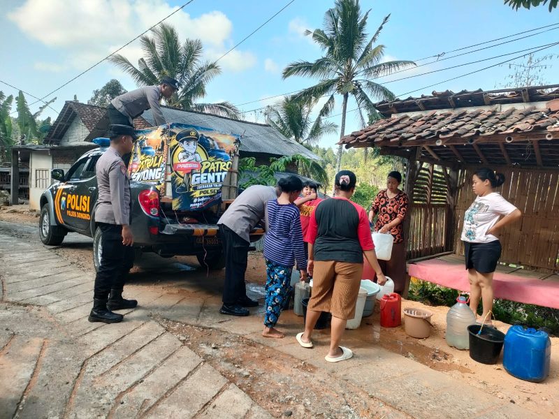 Polres Trenggalek kirim air bersih