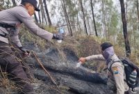 Polres Blitar Jinakkan Api di Gunung Buthak