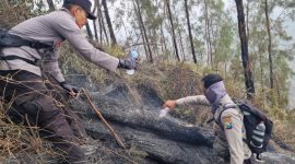 Polres Blitar Jinakkan Api di Gunung Buthak