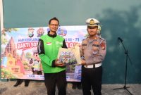 Kasatlantas Polres Mojokerto AKP Bernardus Bagas Simarmata berbagi sembako ke Ojol