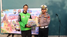 Kasatlantas Polres Mojokerto AKP Bernardus Bagas Simarmata berbagi sembako ke Ojol