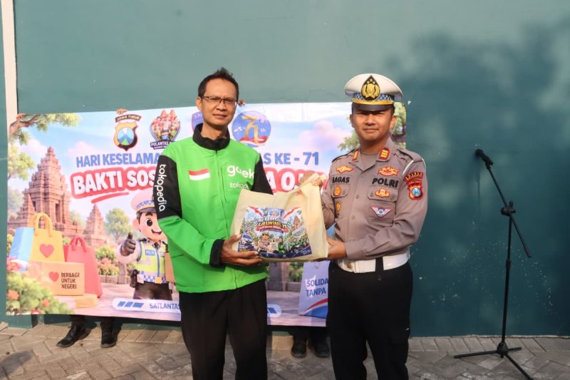 Kasatlantas Polres Mojokerto AKP Bernardus Bagas Simarmata berbagi sembako ke Ojol