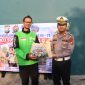 Kasatlantas Polres Mojokerto AKP Bernardus Bagas Simarmata berbagi sembako ke Ojol