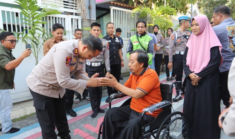 Kapolres Gresik AKBP Ramadhan Nasution bantu Ojol