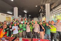 Kapolres Pelabuhan Tanjung Perak Surabaya AKBP Irwan Kurniawan bersama Ojol Kamtibmas