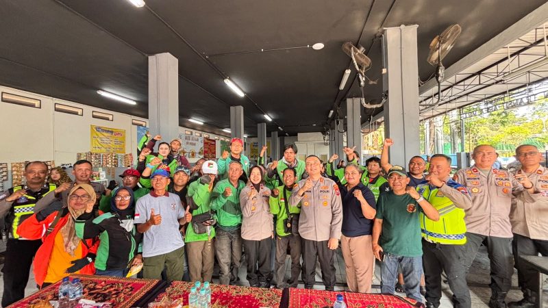 Kapolres Pelabuhan Tanjung Perak Surabaya AKBP Irwan Kurniawan bersama Ojol Kamtibmas