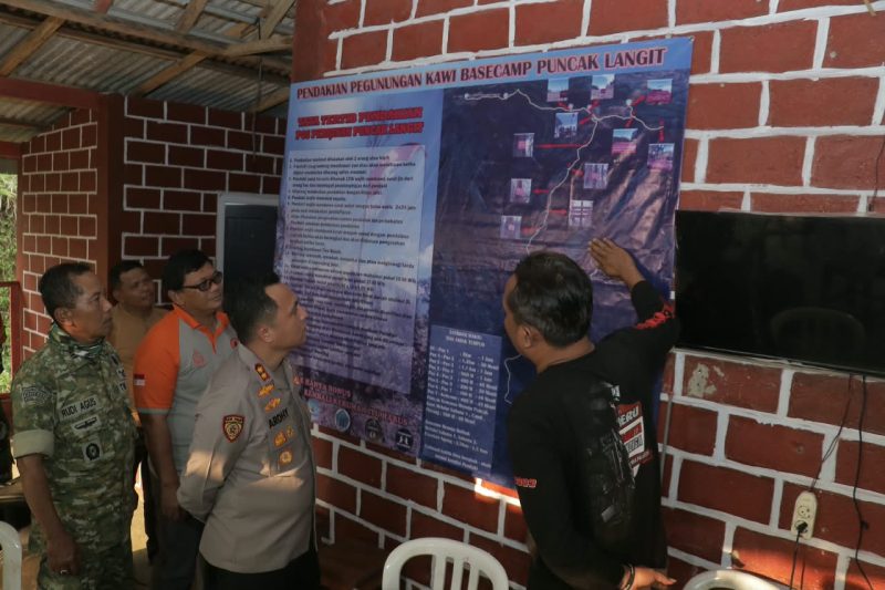 Kapolres Blitar AKBP Ardhy Zul Hasbih Nasution tinjau Posko Darurat