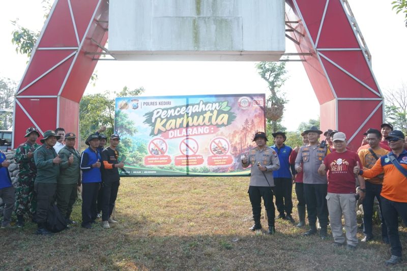 Kapolres Kediri AKBP Muhammad Wahyudin Latif bersama Media