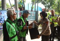 Wakapolres Pelabuhan Tanjung Perak Kompol Anindita Harcahyaningdyah salurkan Bansos ke Komunitas Ojol