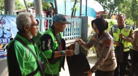 Wakapolres Pelabuhan Tanjung Perak Kompol Anindita Harcahyaningdyah salurkan Bansos ke Komunitas Ojol