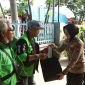 Wakapolres Pelabuhan Tanjung Perak Kompol Anindita Harcahyaningdyah salurkan Bansos ke Komunitas Ojol