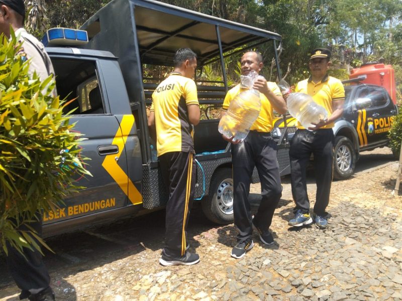 Polres Trenggalek salurkan air bersih