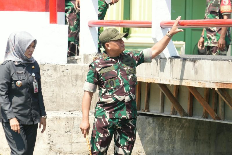 Danrem 084/Bhaskara Jaya Brigjen TNI Kohir saat tinjau Jembatan Garuda