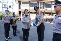 Kapolres Bojonegoro AKBP Yenni Diarty beri penghargaan 2 pelayan masyarakat