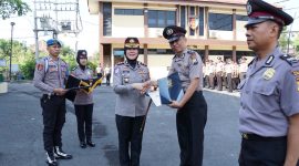 Kapolres Bojonegoro AKBP Yenni Diarty beri penghargaan 2 pelayan masyarakat