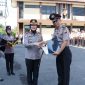 Kapolres Bojonegoro AKBP Yenni Diarty beri penghargaan 2 pelayan masyarakat