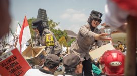 Polwan Polres Blitar bagi air minum