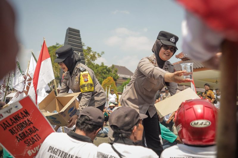 Polwan Polres Blitar bagi air minum