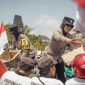 Polwan Polres Blitar bagi air minum