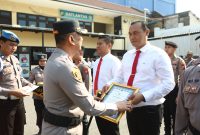 Kapolres Pelabuhan Tanjung Perak AKBP Irwan Kurniawan beri penghargaan anggota berprestasi